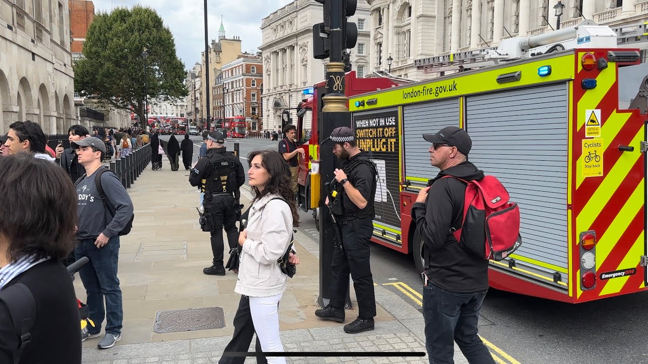 Armed Officers Quickly Assess The Security Risk - YouTube