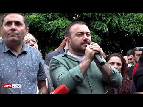 ԿԸՀ–ի որոշումից հետո քաղաքացիները «ամոթ, ամոթ» են բացականչում շենքի դիմաց