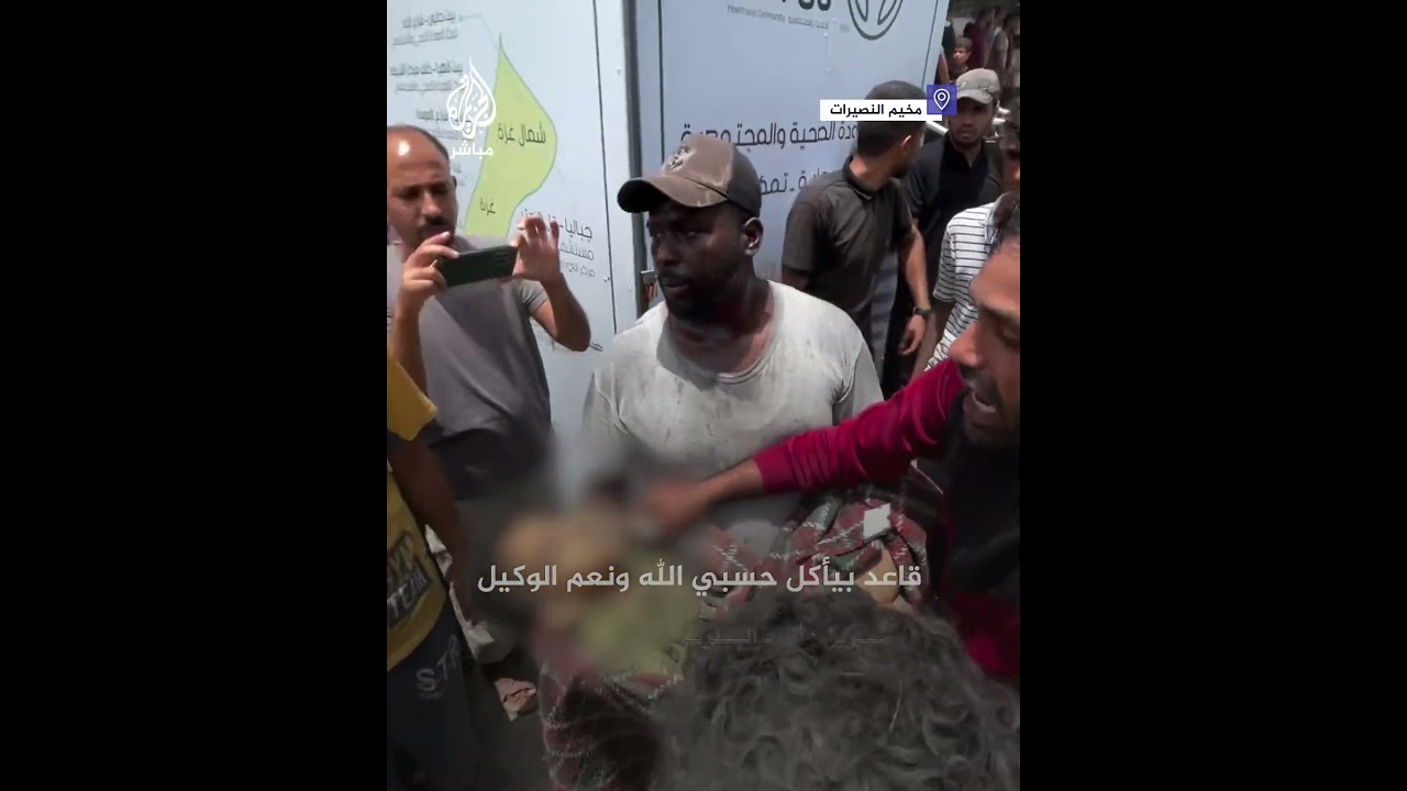 أب يحمل طفله الشهيد والطعام لا يزال في فمه قبل أن يستهدفه الاحتلال في مجزرة النصيرات