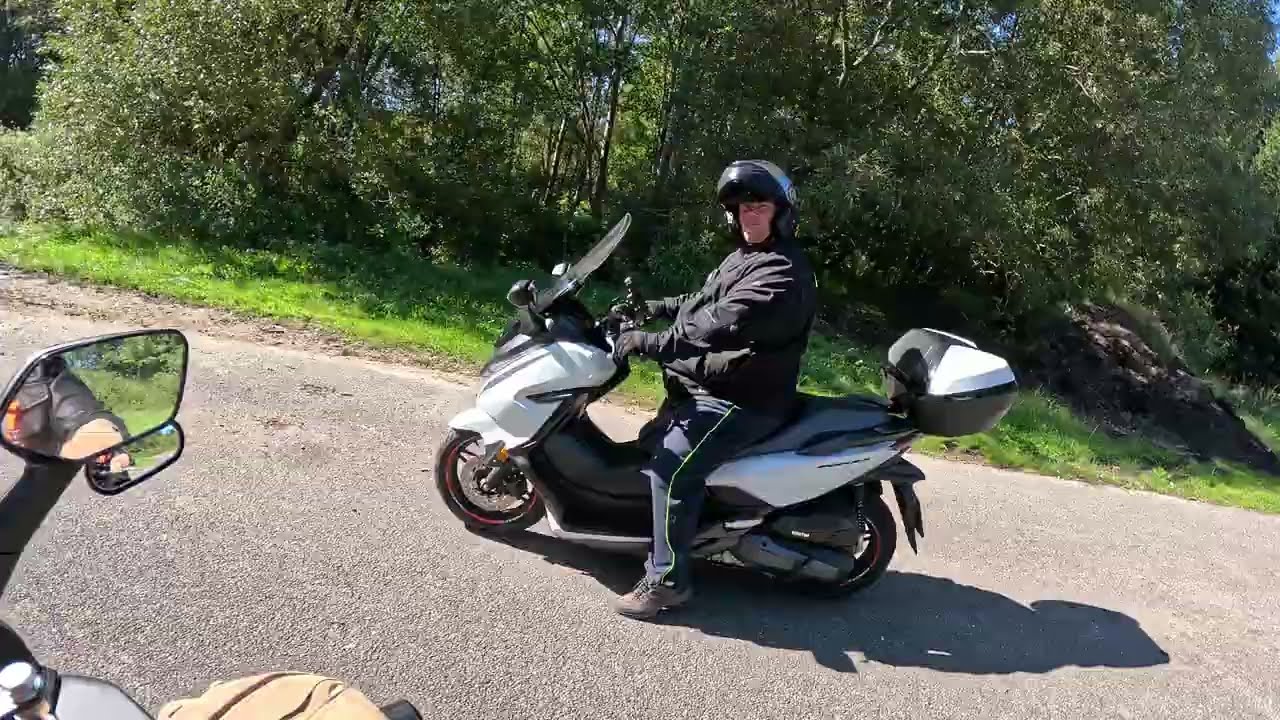 19.9.2025, 01 díl z 08, N. Pec - Frymburk, 2 x Honda Forza 125, helma