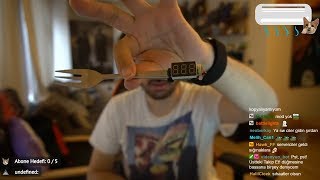 Videoyun-Fuatın Hediye Ettiği Börektrak Çatalı Gösteriyor