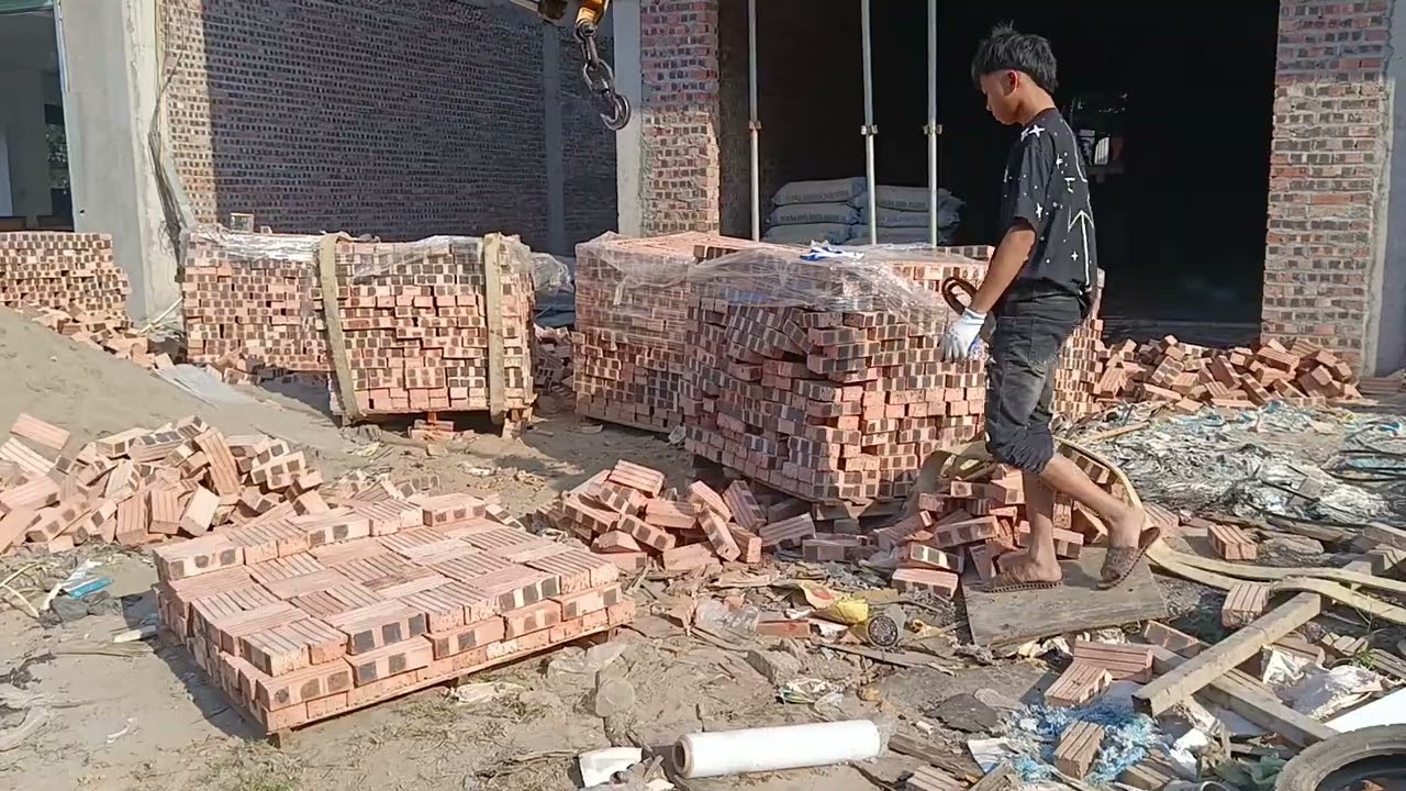 Cẩu gạch lên tầng