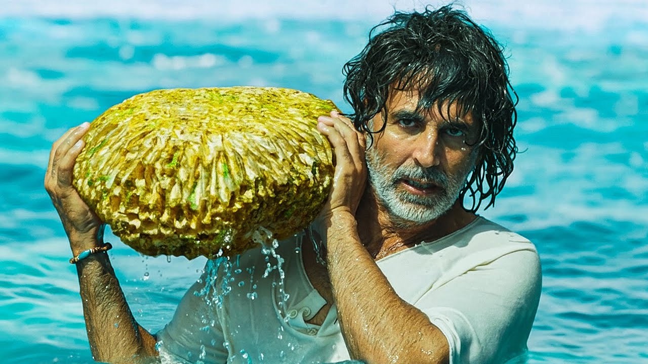 عالم احجار يخاطر بحياته ويدخل المحيط ويكتشف سر خطير في داخل الصخرة