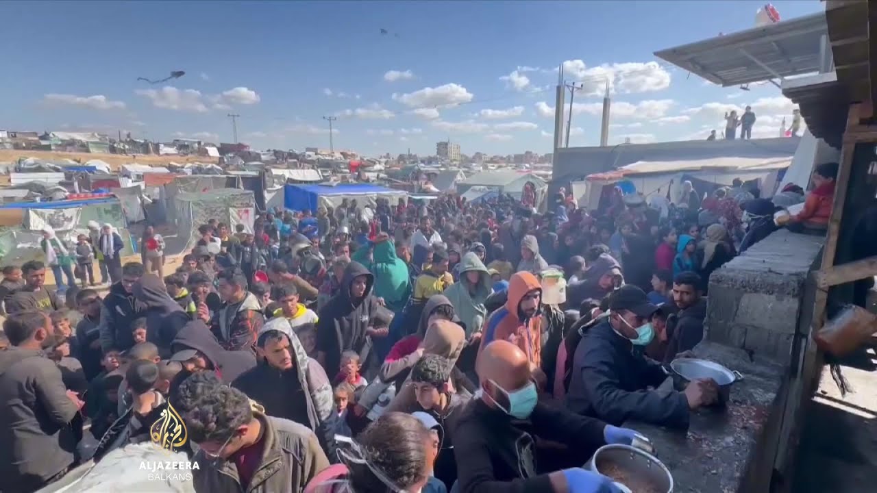 سكان غزة الجائعون، والمطابخ العامة التي تفتقر إلى الطعام الكافي