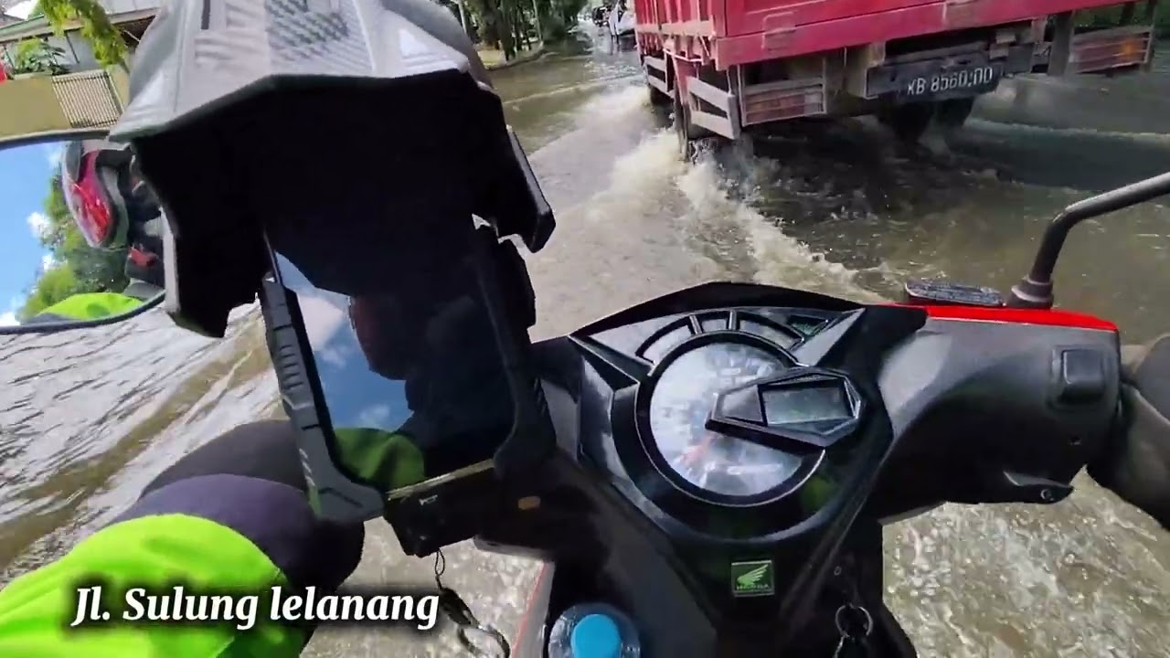 AIR PASANG MENGGENANGI SEBAGIAN JALANAN KOTA PONTIANAK