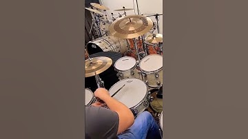 Drumming a funk groove with ghost notes in a 70