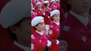 Парад Женщин-Солдат Из Трех Стран С Модельной Красотой И Элегантностью