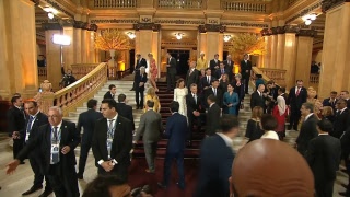 Leaders and their partners’ arrival at the Colón Theatre