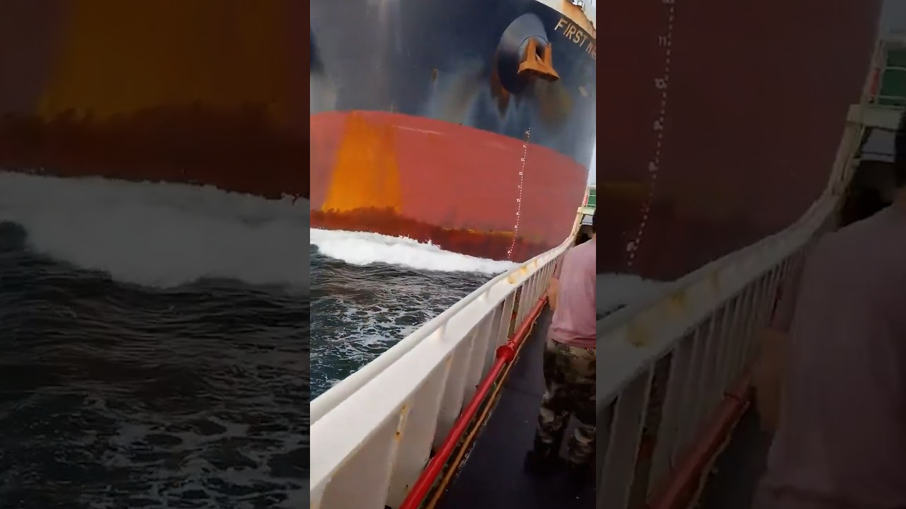 Bulk carrier collides with fishing boat at sea Bulk carrier collides with fishing boat at sea