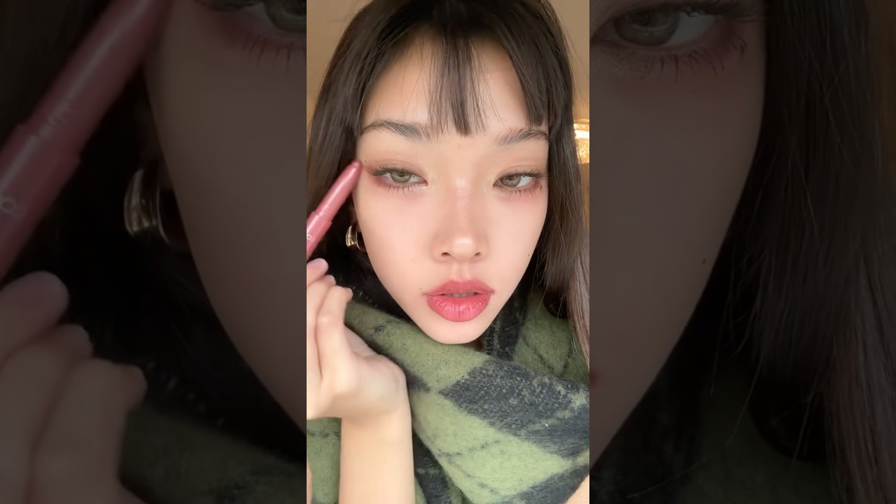 Its called cloudy rose from Loreal Paris eyes shadow sticks 🥰🎀