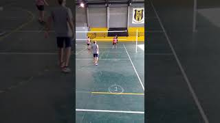 Newcom, defensa del zaguero...1