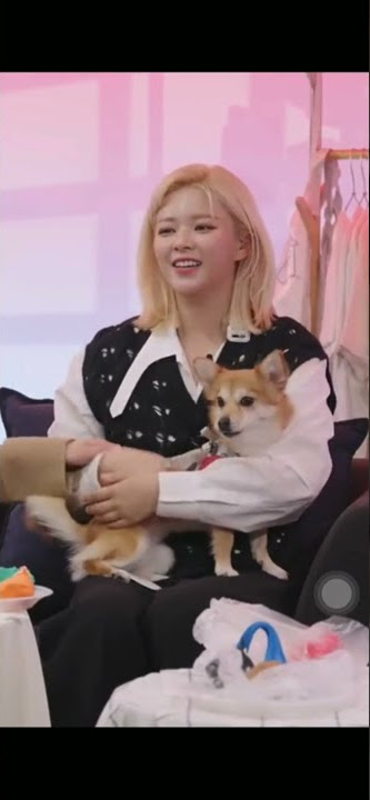 Jeongyeon's dog, peanut, also vibin' on seulgi zip. Haha cuteee!❤️