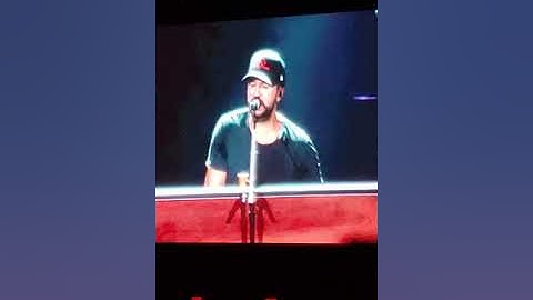 Drink A Beer - Luke Bryan LIVE