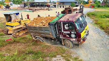Be mindful Incredible Landfill Task!. Dump Truck back Uploading Stuck, technique Rescue Using Dozer