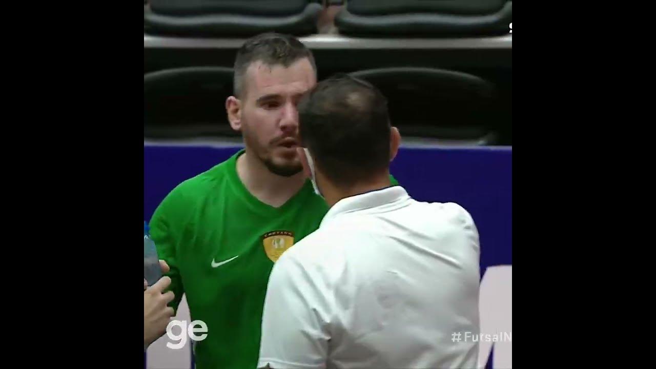 BN Esportes on X: Futsal: Goleiro brasileiro defende pênalti com o rosto e  derruba o gol  / X