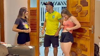 Thumbnail for IRMÃ DE LEÔNCIO E THAMIRES TROLAM ELE COM PIERCING FAKE NO UMBIGO | THAMIRES THUANNY