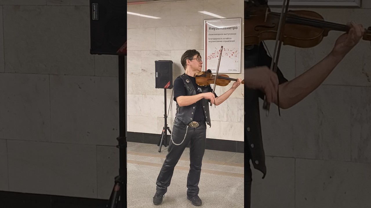 Violinists Stun Moscow Metro Passengers with Beautiful Music🎻 