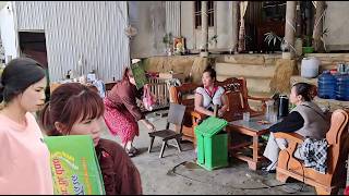 SINH accidentally met his mother, and SINH covered his face to avoid being recognized. screenshot 3