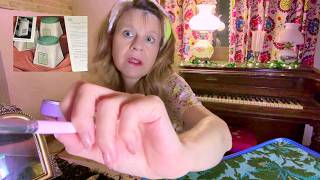 فيديو ASMR لسيدة أفون من أواخر الأربعينيات - تطبيق كريم بارد وتصفح كتيب أفون لعام 1946 (الإنجليزي... screenshot 2