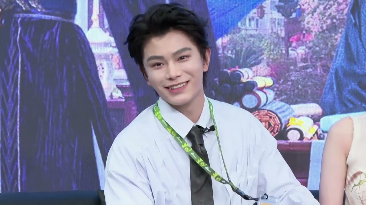 丁禹兮剧透长乐曲先狂后甜 现场与邓恩熙互动甜蜜爆表 牵手、摸头杀高能不断 长乐曲新浪直播回放20240828