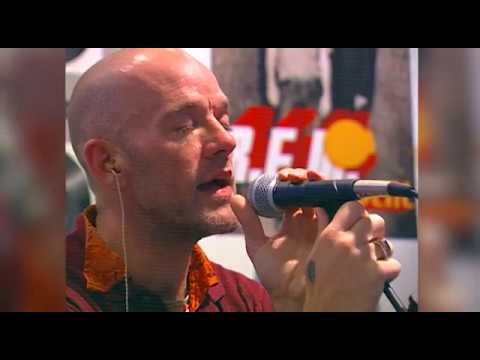 r.e.m.-"beat-a-drum"-launch-live-performance-2001