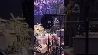 bruce Springsteen hits guitar tech guy in the head with his telecaster #shorts #guitar