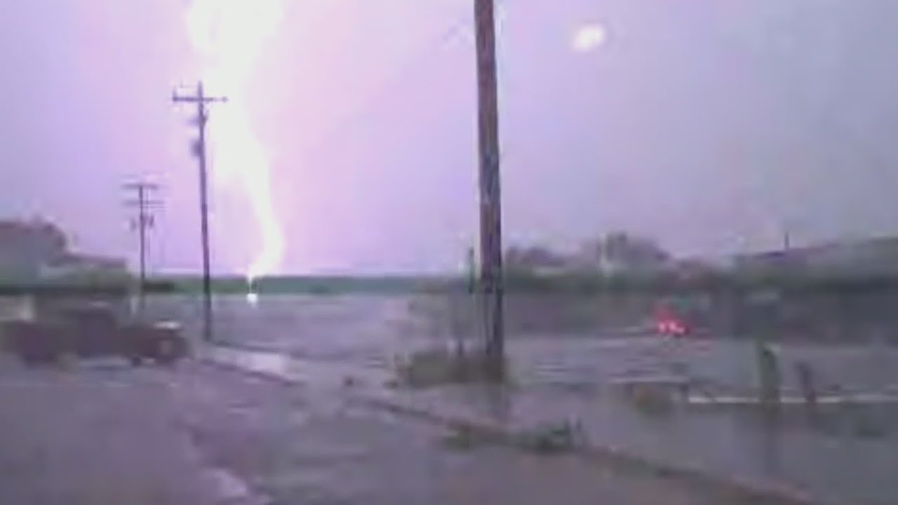 Severe storms move into North Texas - YouTube