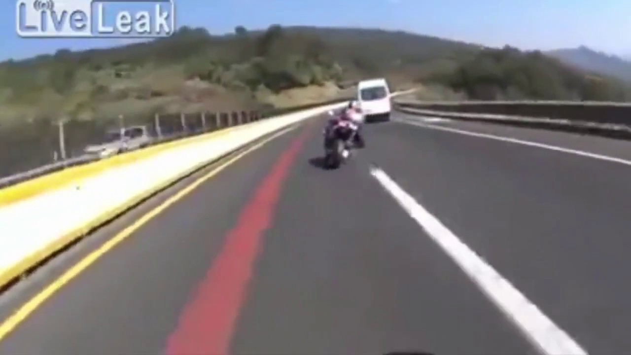 أخطر حادث لدراجة نارية يمكن أن تراه عيناك L'accident de moto le plus dangereux YouTube