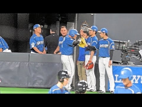 ＜2018.5.6ロッテ戦1回裏2アウト満塁＞渡邉諒がフォアボールを選び、ホームを踏んだ清宮幸太郎がベンチで迎えられる