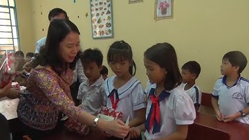 Trao học bổng cho học sinh dân tộc có hoàn cảnh khó khăn