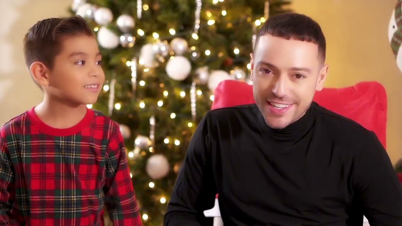 Santa Claus Le Dio Un Beso A Mama - PeeWee (Video Oficial)