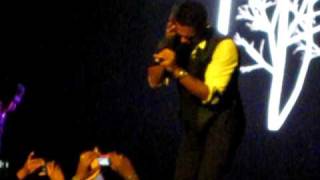 Maxwell performing Playing Possum in Dallas, 10.12.09