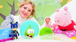 Spielspaß mit Nicole. Peppa Wutz und Om Nom fahren Schlitten. Spielzeug Video auf Deutsch