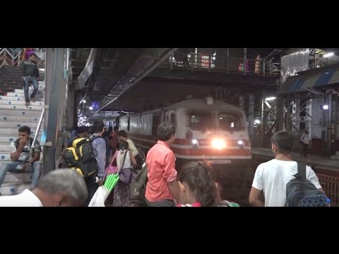Lokshakti Express Arrives At Borivali In Style & Brings The Station Alive - With Life & Spirit !!