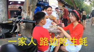 武汉疫情后许多以前的老店都关门了，找一家针灸名店真不容易！神奇的中国针灸！治腰途中也不忘美食，小泽要吃北京烤鸭，陪鸡婆路边吃生蚝，武汉美食