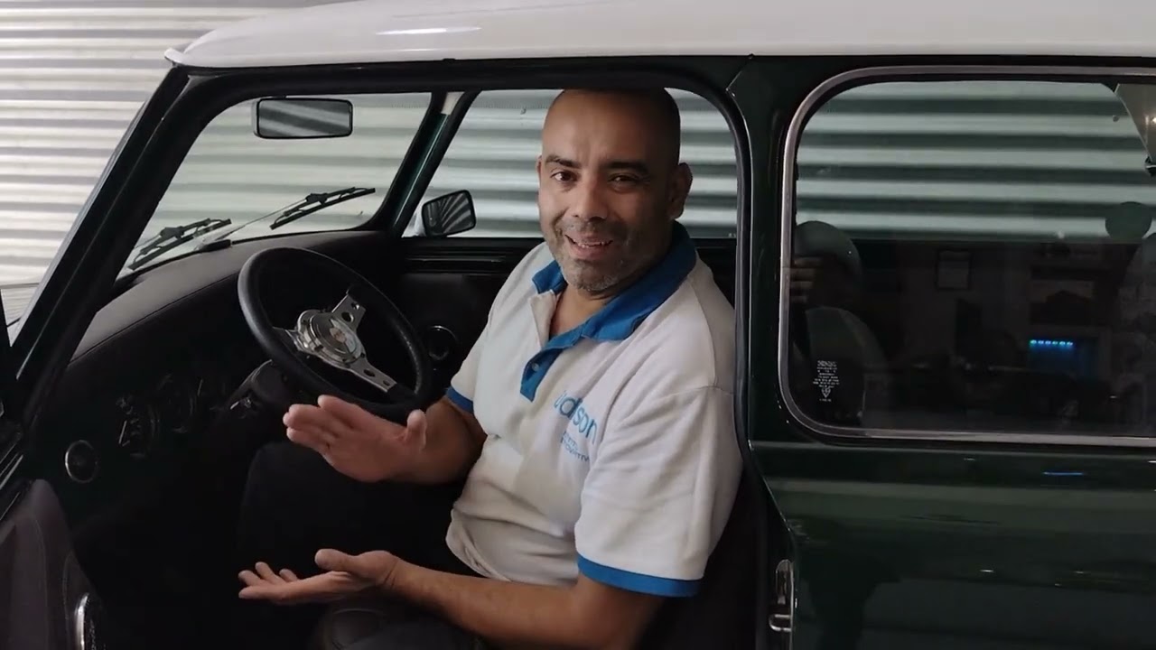 Mini Cooper 1987 sistema de sonido y personalización total de interiores.