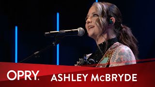 Miniatura del video "Ashley McBryde - "Light On In The Kitchen" | Live at the Grand Ole Opry"