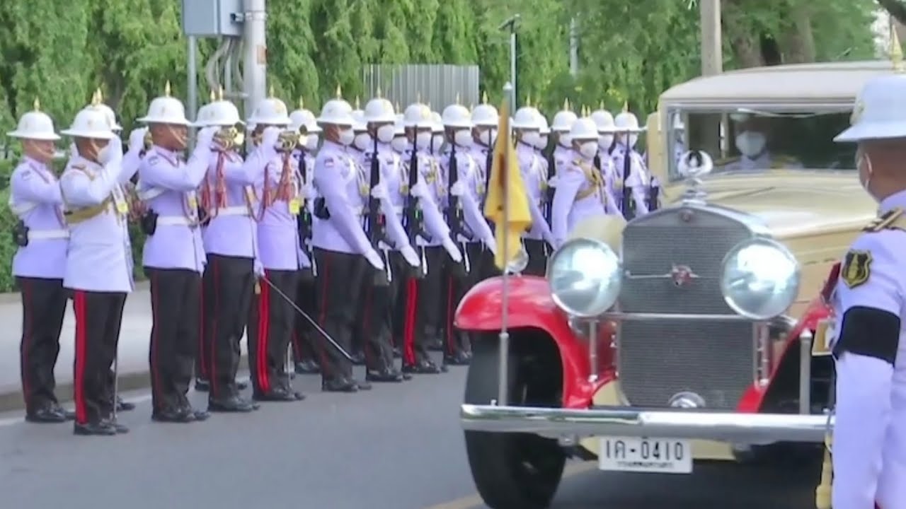 รถยนต์พระที่นั่งสุดคลาสสิค!ในหลวง-พระราชินีเสด็จพระราชทานน้ำหลวงสรงศพ“มจ.ปุสาน”/บิ๊กตู่รับเสด็จ