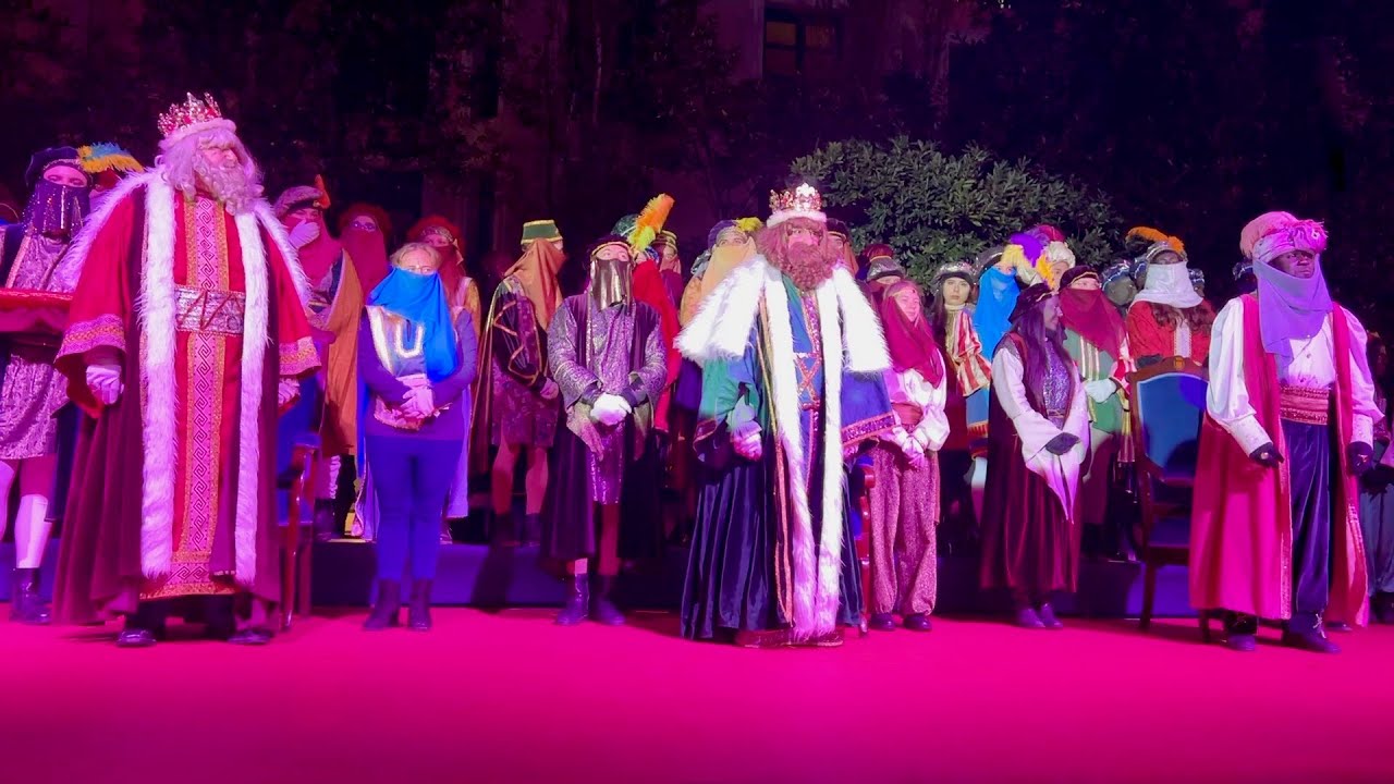 ARRIBADA al Pati CAVALCADA de Ses Majestats els REIS d’ORIENT i lliurement de la CLAU de la Ciutat