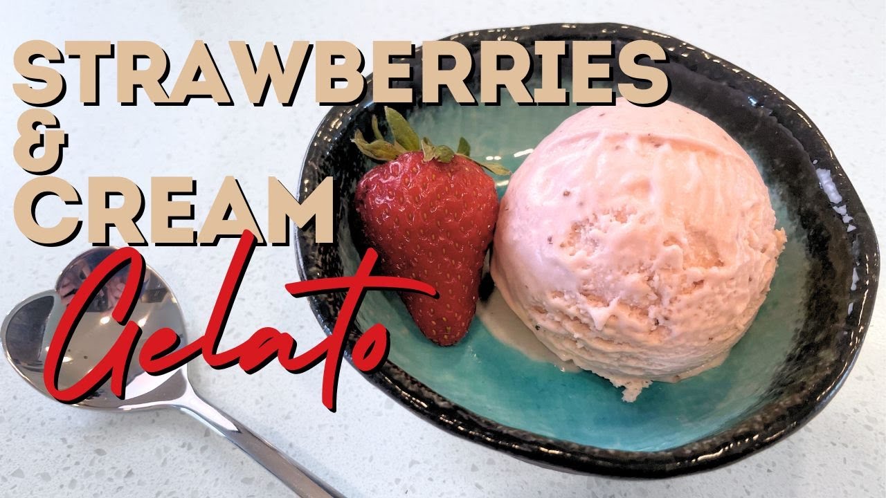 Вкусное мороженое со сливками и клубникой