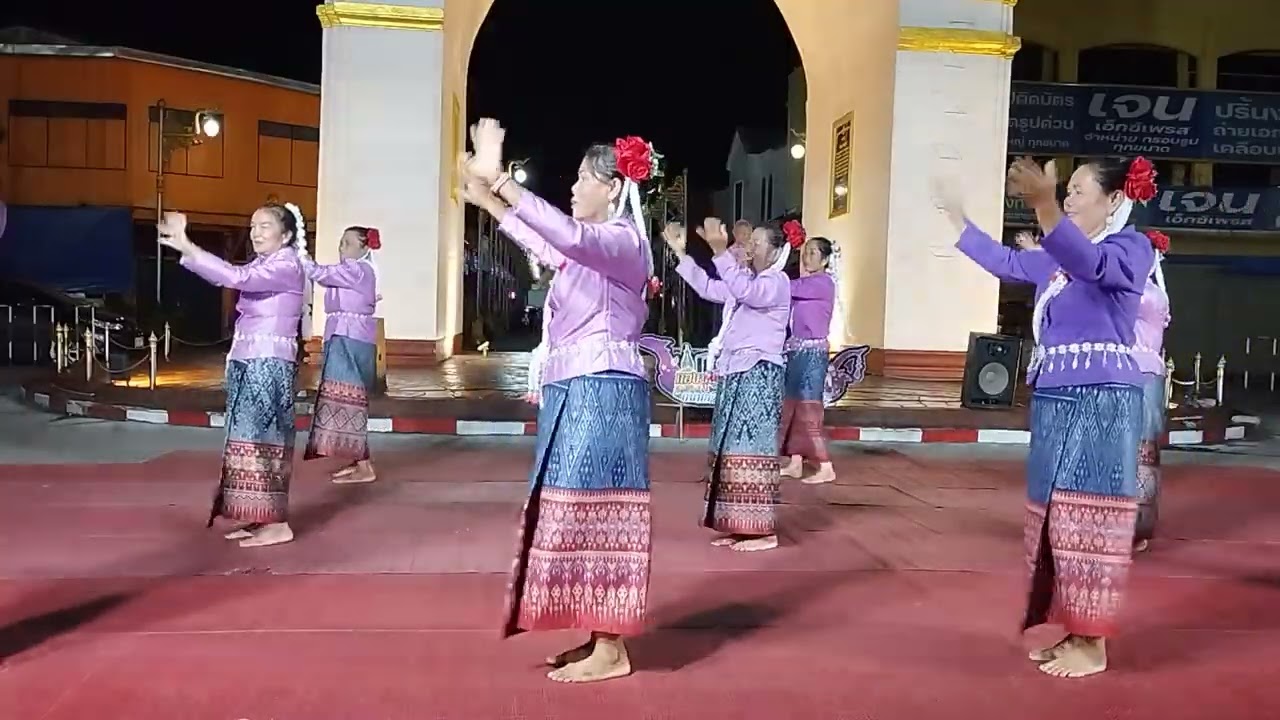 การแสดงประกอบเพลงดีดพิณกล่อมโขง ณ ถนนวัฒนธรรม อ.ธาตุพนม