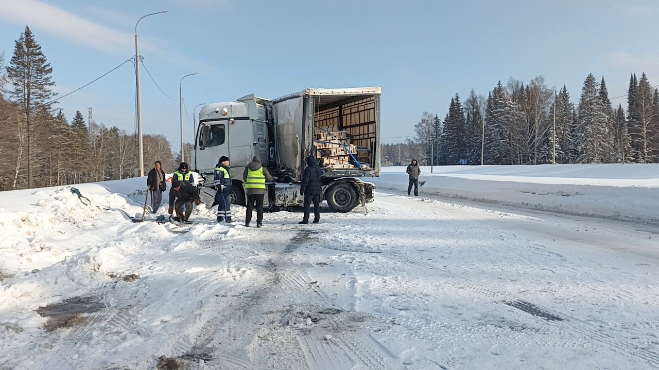 Семь грузовиков и семь подорожников замолотились с разницей в 10 км