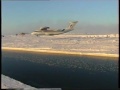 Взлёт Ан-74 с ледовой полосы, вдоль которой прошла трещина.