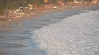 Giant Waves and surf at Ixtapa beach in Mexico on April 2015, Olas gigantes en Ixtapa en Abril 2015
