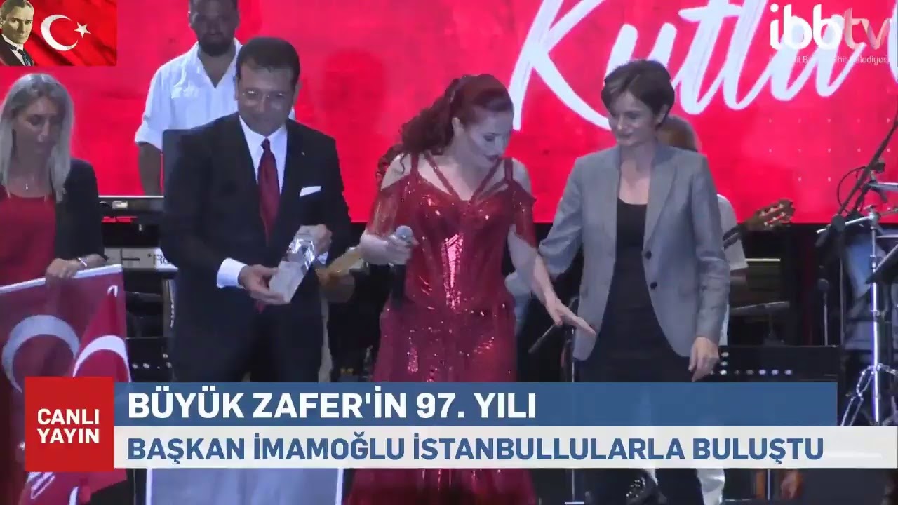 30 Ağustos Zafer Bayramı kutlamaları Üsküdar’da Candan Erçetin konseriyle devam ediyor.