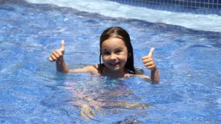 Alice Curtindo Uma Piscina E Mostrando Os Mergulhos