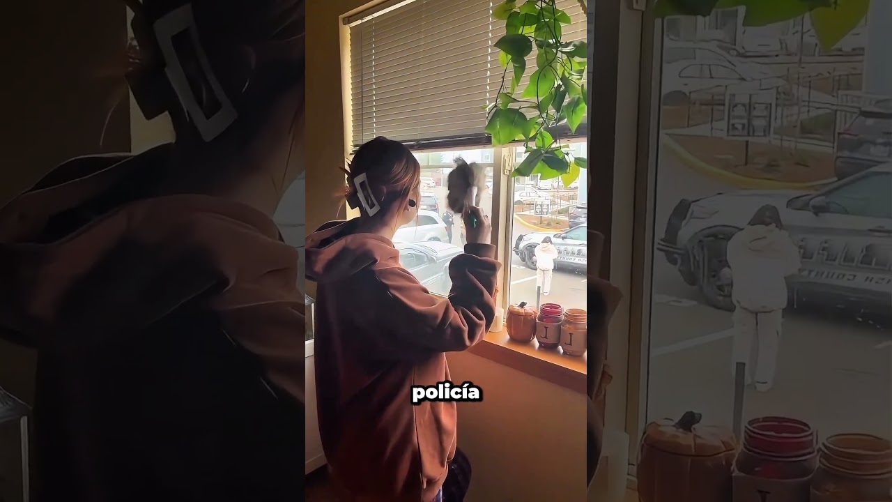 Fingiendo limpiar la calle mientras llegaba la policía #shorts #funny