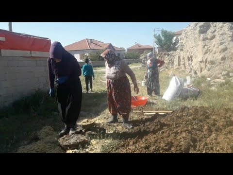 biz yine annemle iş başındayız/köy işinin başında gelen tezek,kerpiç,kerme,yakacak yapımı