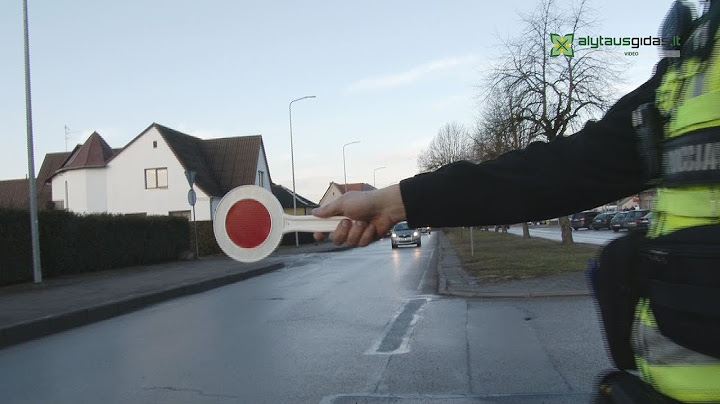 Iš policijos pareigūnų rankų - saldi dovanėlė moterims, „Sodroje" - gyva muzika ir gėlės