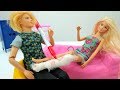 Lustige Schule mit Puppen. Barbie braucht Hilfe. Spielzeugvideo für Mädchen.